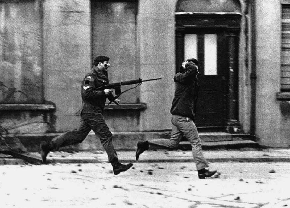 Η σφαγή της 30ής Ιανουαρίου 1972, όταν βρετανικά στρατεύματα άνοιξαν πυρ κατά άοπλων διαδηλωτών στο καθολικό Μπογκσάιντ του Ντέρι, είχε ως αποτέλεσμα τον θάνατο δεκατριών ανθρώπων επί τόπου / WIKIPEDIA
