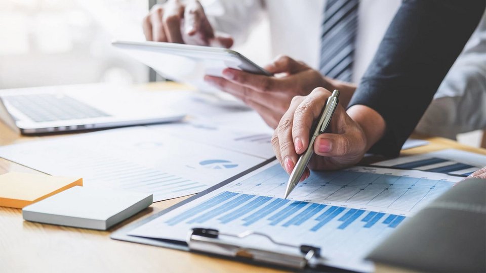 Αν νιώθεις ότι ο χρόνος σου και η καθημερινότητά σου έχει γίνει μια πυκνή, αδιαίρετη μάζα από «πρέπει», δοκίμασε κάτι ριζικά απλό: μοίρασε τη ζωή σου σε… εξάμηνα / SHUTTERSTOCK