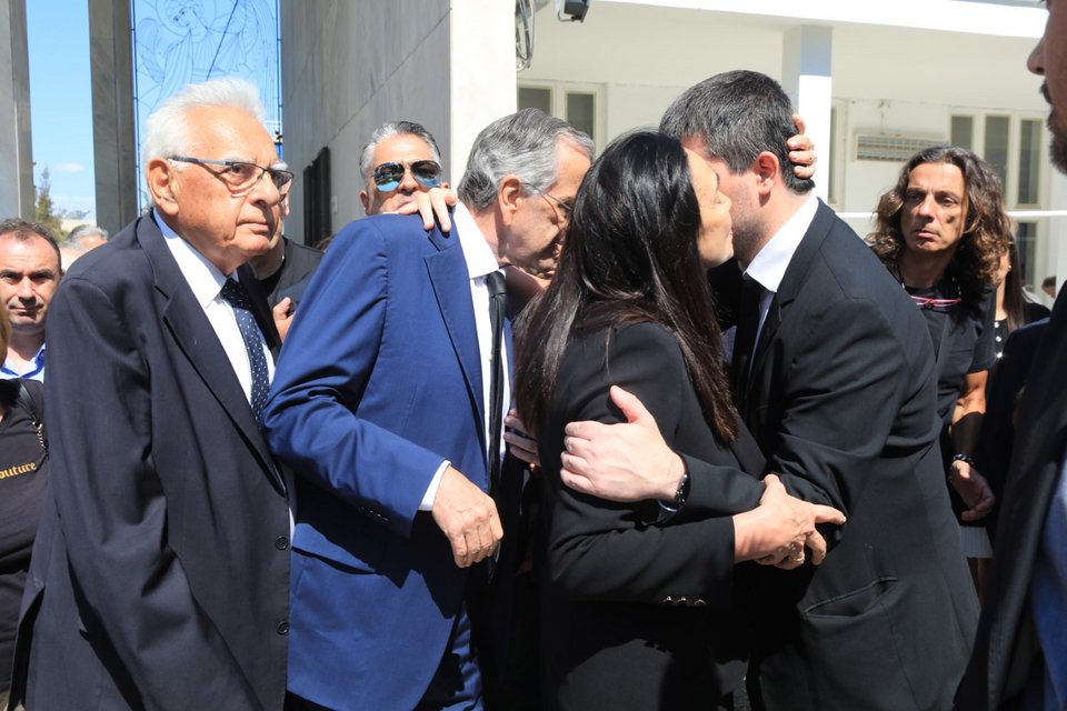 Η οικογένεια Σαμαρά δέχεται την αγκαλιά του κόσμου