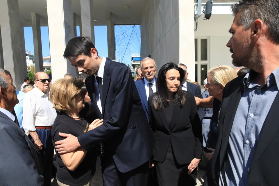Ο Κώστας Σαμαράς με τους γονείς του να ακολουθούν