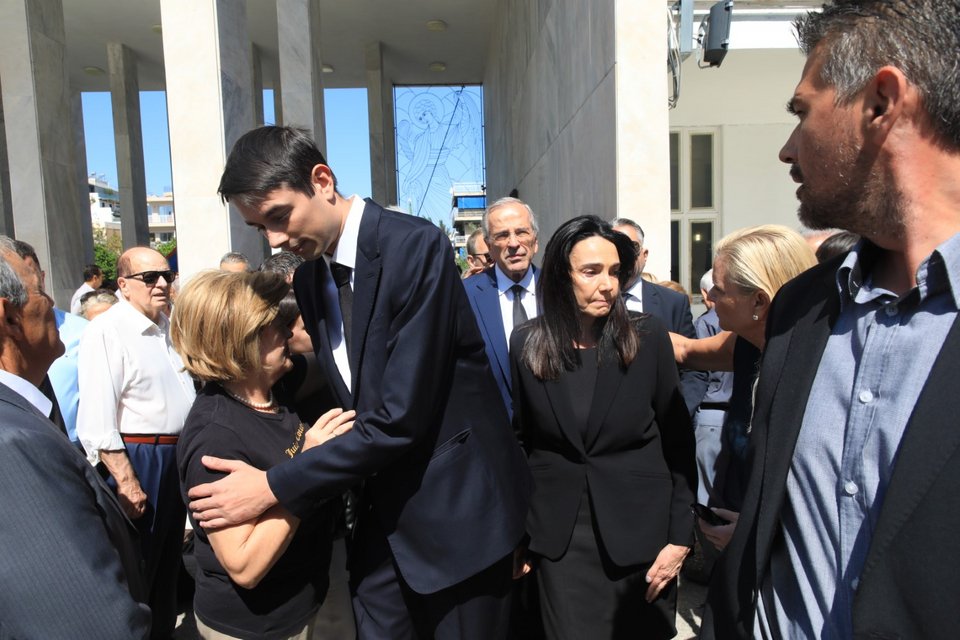 Ο Κώστας Σαμαράς με τους γονείς του να ακολουθούν