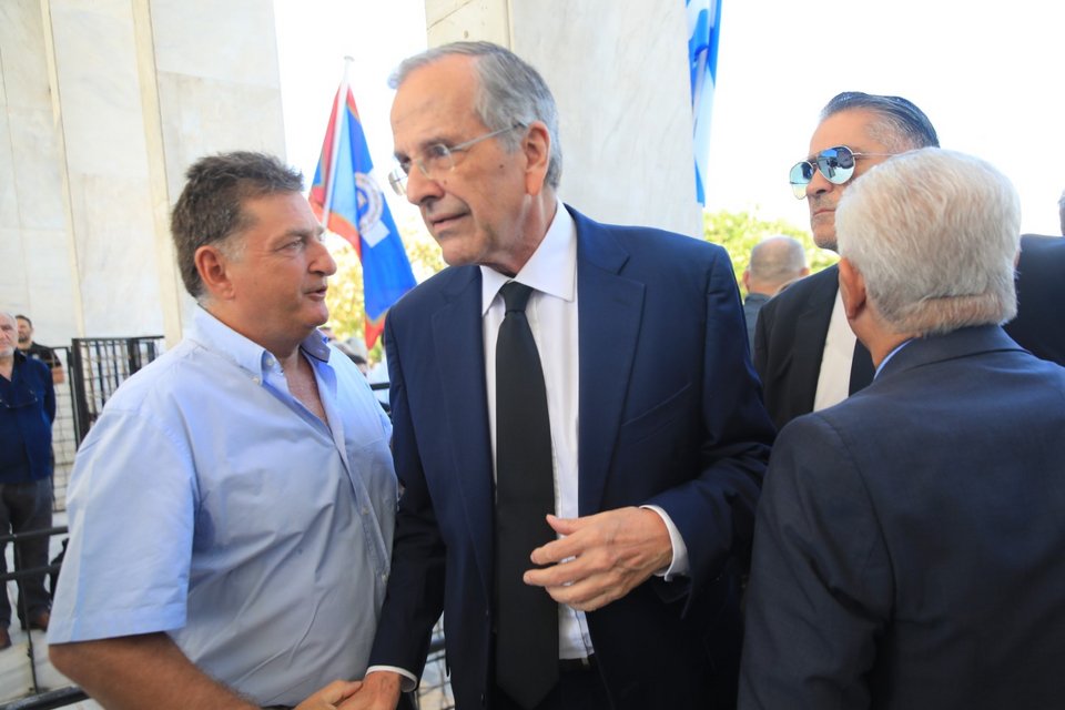 Ο Αντώνης Σαμαράς χαιρετά τον κόσμο