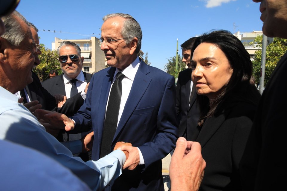 Το ζεύγος Σαμαρά συνομιλεί με τον κόσμο