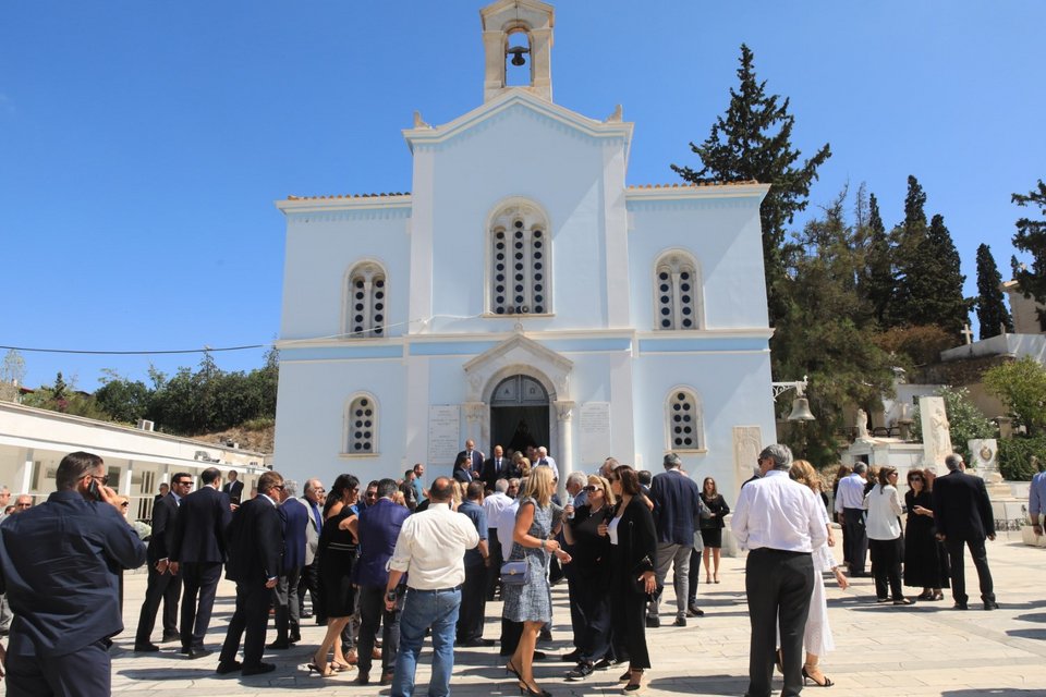 Πλήθος κόσμου στον μνημόσυνο της Λένας Σαμαρά