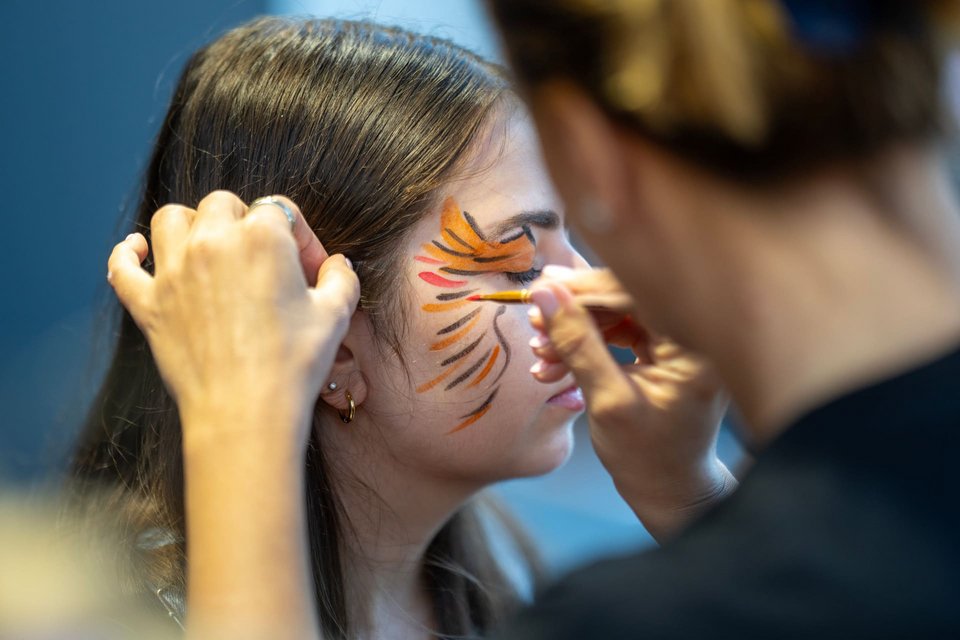 Face painting στα χρώματα της «papaya»