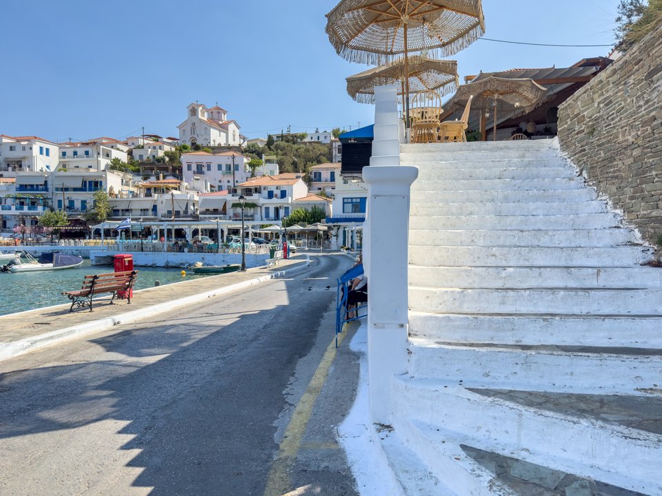 Η Daily Mail προτείνει σε εκατομμύρια αναγνώστες της την Άνδρο, μέσα από ένα εκτενές αφιέρωμα που «υμνεί» το ελληνικό καλοκαίρι
