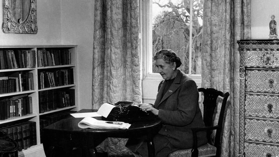 Σχεδόν έναν αιώνα πριν, στην Αγγλία του Μεσοπολέμου, μια ελίτ συγγραφέων με επικεφαλής την Άγκαθα Κρίστι και τη Ντόροθι Σέιερς συγκρότησε μια μυστική λέσχη που έμοιαζε βγαλμένη από μυθιστόρημα / WIKIPEDIA