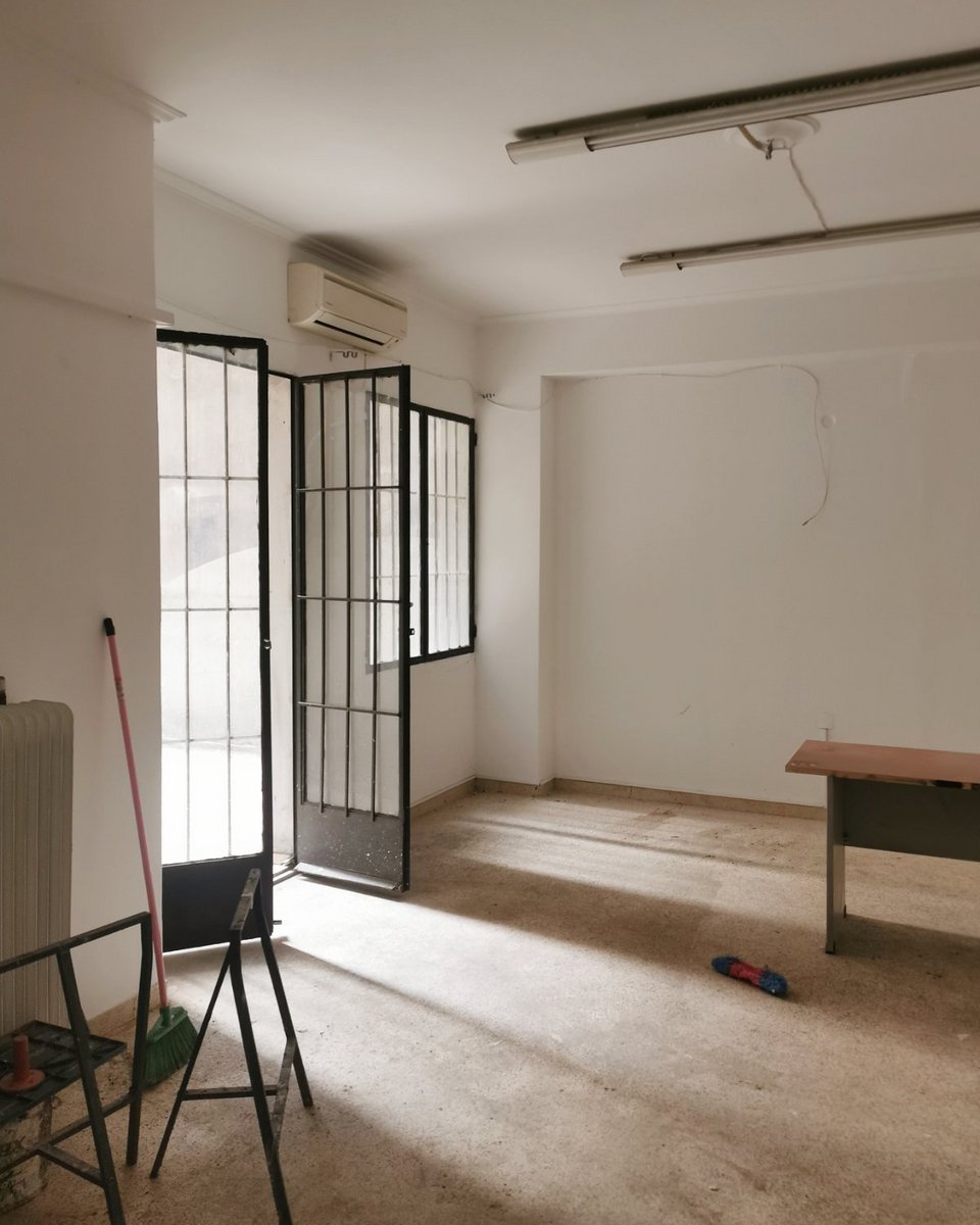 Η αποθήκη φωτιζόταν φυσικά από μια μεγάλη πόρτα και ένα παράθυρο.