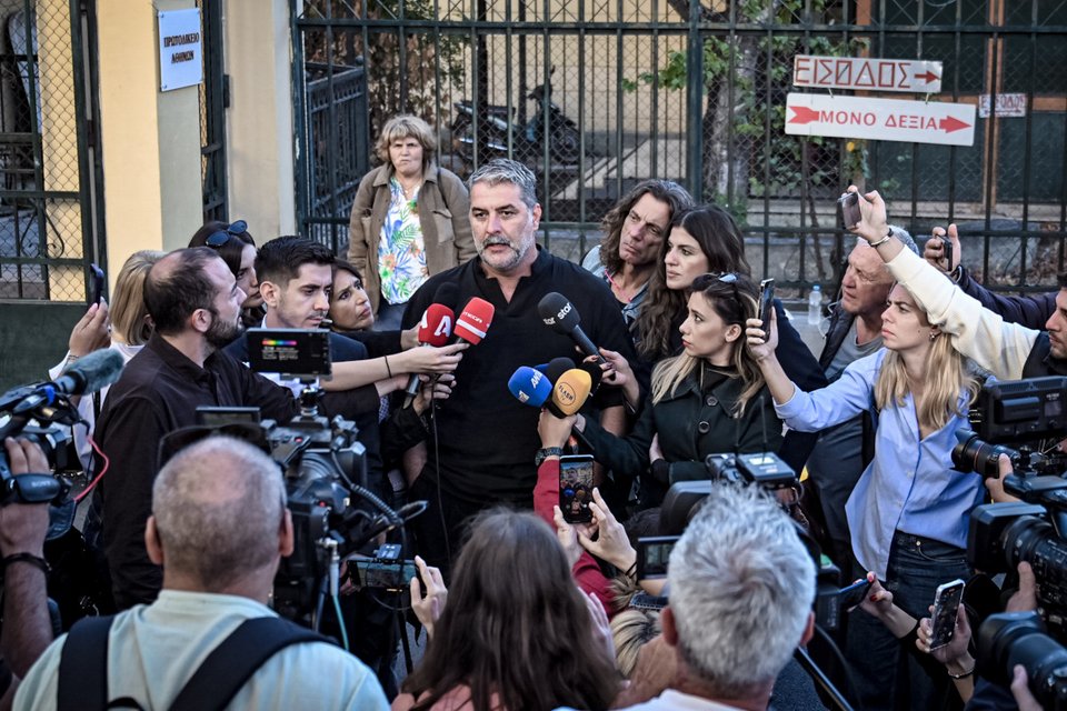 Χαμός για μια δήλωση του Βασίλη Μπισμπίκη έξω από την Ευελπίδων / Φωτογραφία EUROKINISSI