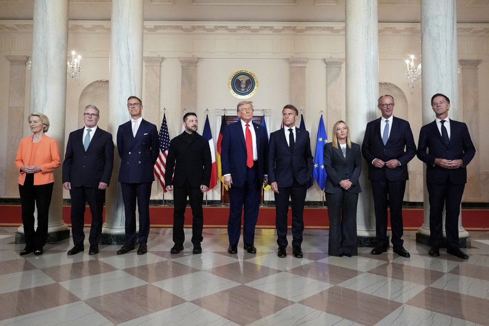 Ο Φινλανδός πρόεδρος Αλεξάντερ Στουμπ, τρίτος από αριστερά, σε συνάντηση Ευρωπαίων ηγετών με τον Ντόναλντ Τραμπ / AP