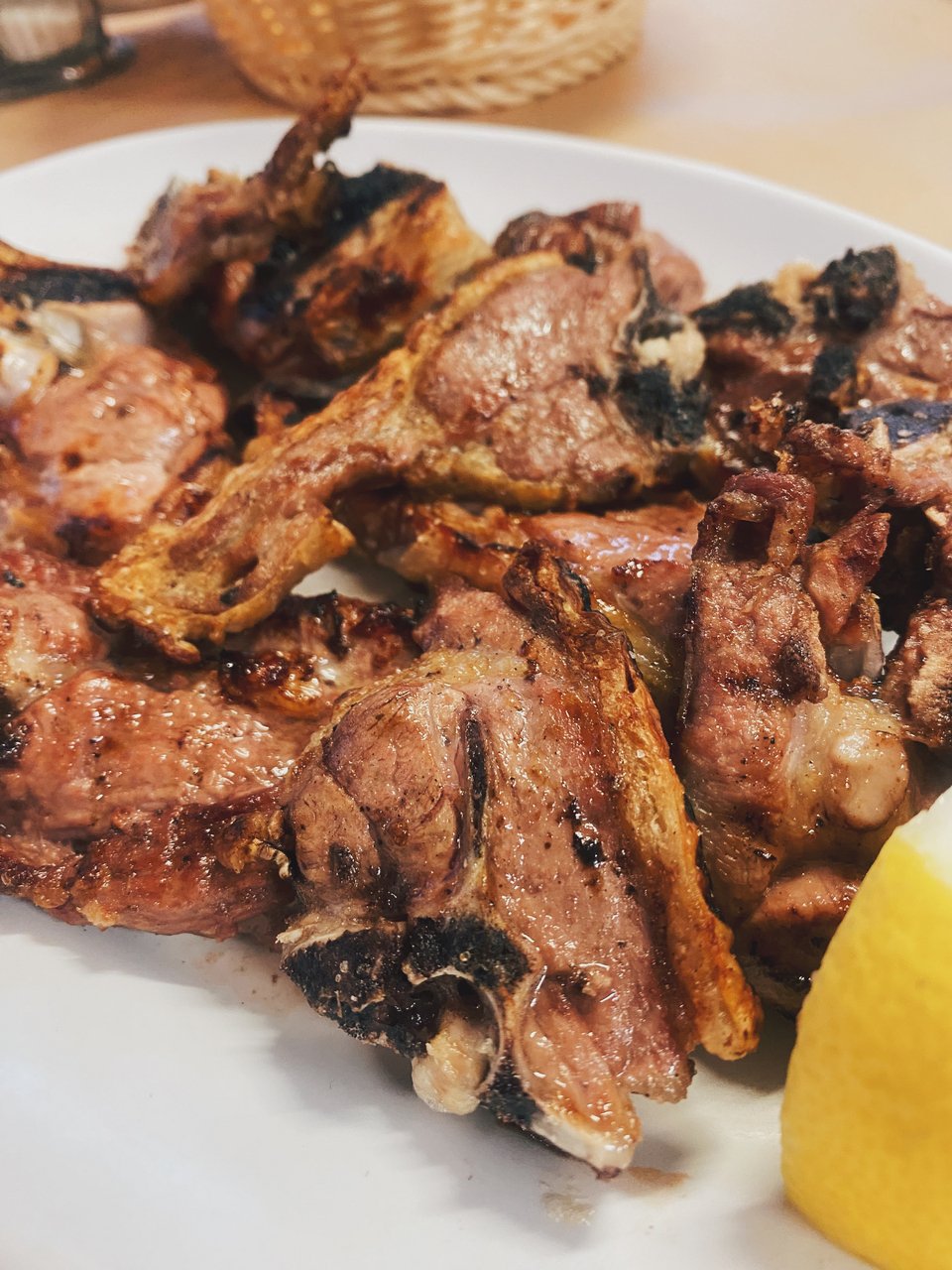 Τα ζουμερά αρνίσια παϊδάκια του Γαβρίλη στον Κουβαρά / Φωτογραφία: Μάνος Λειβαδάρος/iefimerida