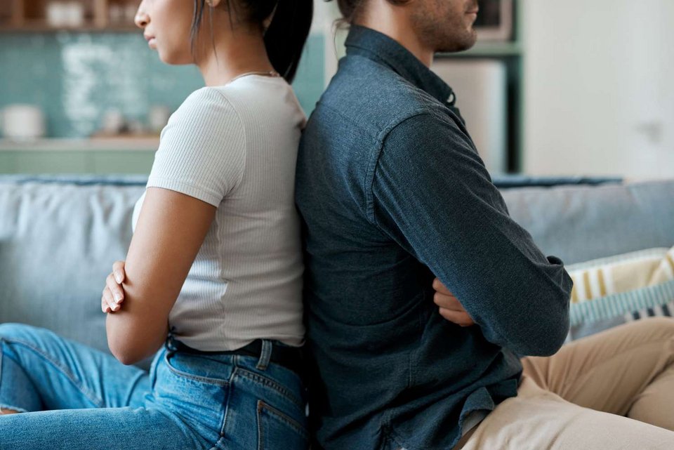 Η είσοδος συστημάτων όπως το ChatGPT στην καθημερινότητα των ζευγαριών γεννά μια νέα, ανησυχητική δυναμική: ο ένας σύντροφος γοητεύεται από μια πηγή «συμπόνιας» και επικύρωσης που δεν αντιμιλά / SHUTTERSTOCK