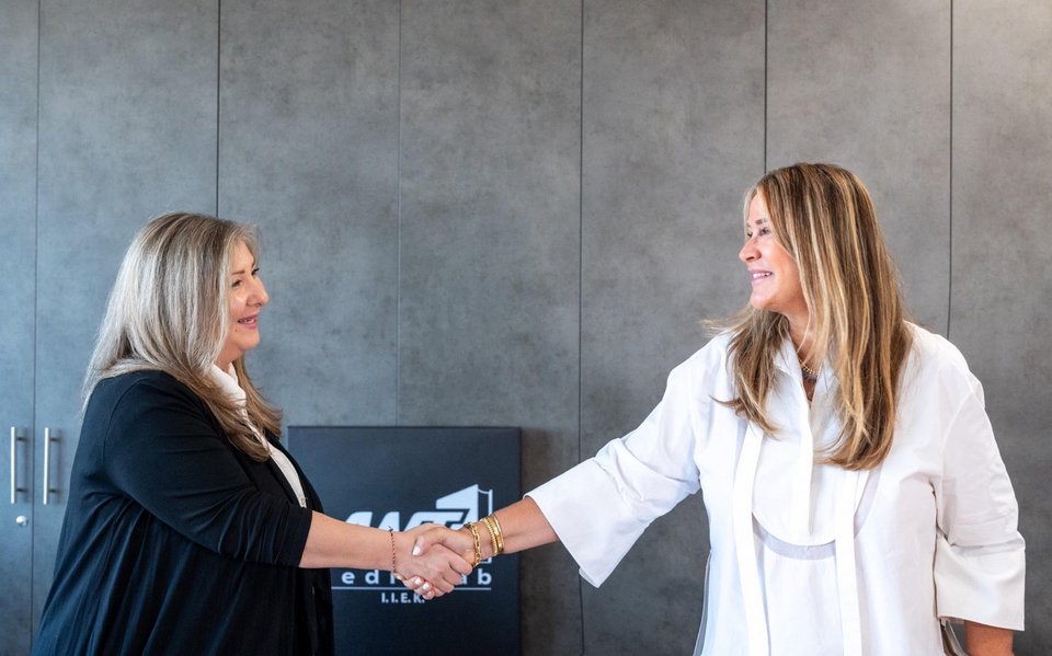 Η Γενική Διευθύντρια του ANT1 Media Lab, Βασιλική Κωστούρου με την πρόεδρο του ΙΝΕΔΙΒΙΜ, Άννα Ροκοφύλλου