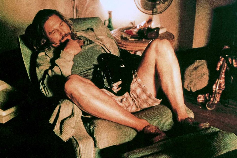 Ο Jeff Bridges, με την αξέχαστη ρόμπα του, το μπολ γάλα και το ελαφρύ τρεμάμενο βήμα του, έδωσε σάρκα και οστά στο απόλυτο αρχετυπικό “dude” / IMDB