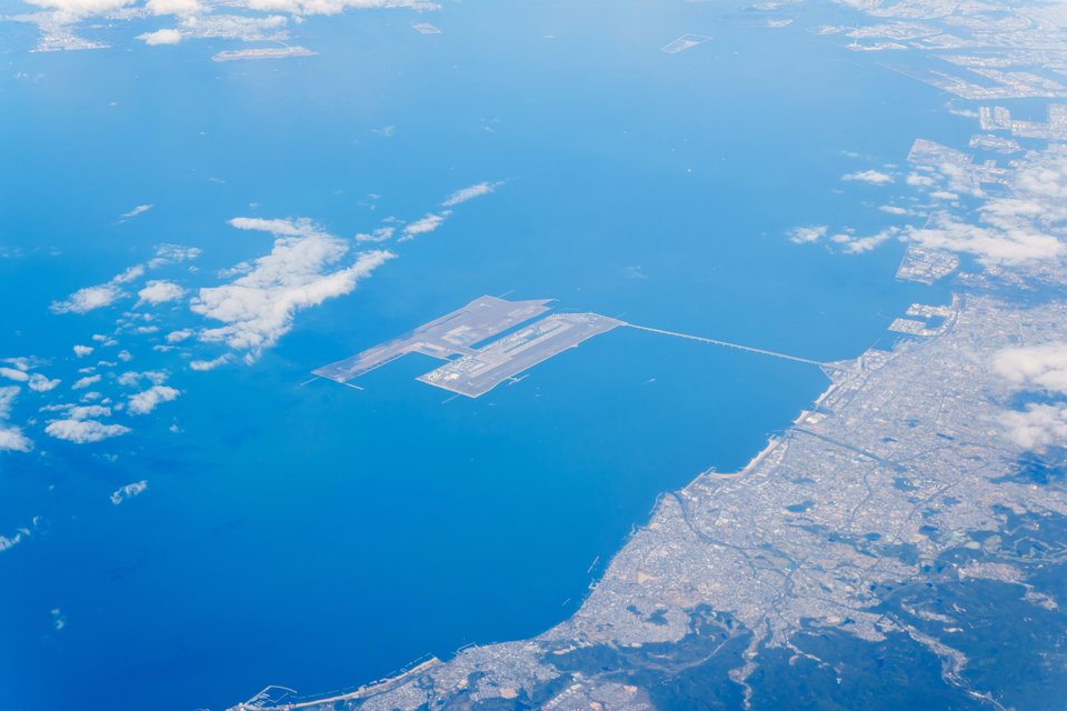 Το Διεθνές Αεροδρόμιο του Κανσάι εκτείνεται σε δύο τεχνητά νησιά, τρία μίλια από τις ακτές της Ιαπωνίας, και διαθέτει τερματικό σταθμό σχεδιασμένο από τον Ρέντσο Πιάνο