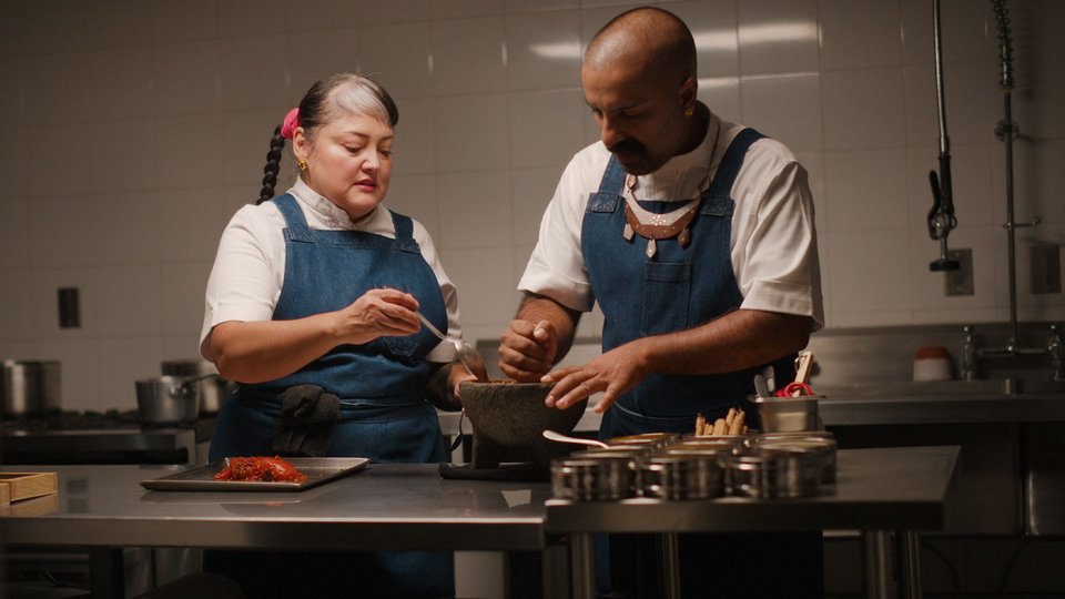 Στο Masala y Maíz, η μέρα αυτή θυμίζει γιορτή γειτονιάς, μόνο που ο σχεδιασμός είναι άψογος. Δεν γίνονται κρατήσεις, η σειρά τηρείται αυστηρά, και κάθε τραπέζι βρίσκει μαζί με το μενού έναν φάκελο / FACEBOOK