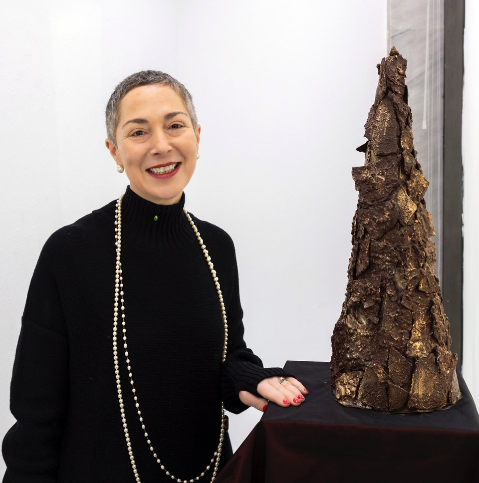 Η Μίνα Αποστολίδη πλάι σε ένα από τα εντυπωσιακά σοκολατένια γλυπτά της /    Φωτογραφία: Μίνα Αποστολίδη  