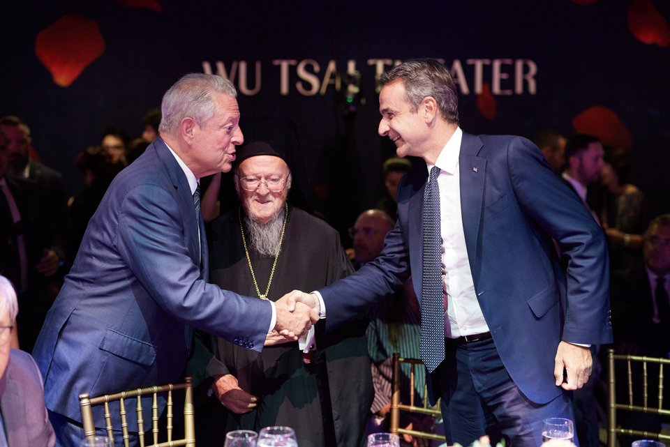Χειραψία του Κυριάκου Μητσοτάκη με τον πρώην αντιπρόεδρο των ΗΠΑ, Αλ Γκορ / ΔΗΜΗΤΡΗΣ ΠΑΠΑΜΗΤΣΟΣ/ΓΡΑΦΕΙΟ ΤΥΠΟΥ ΠΡΩΘΥΠΟΥΡΓΟΥ/EUROKINISSI