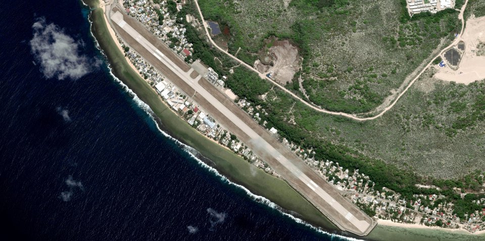 Ο διάδρομος του αεροδρομίου της Ναούρου διασχίζει τμήμα της κεντρικής πόλης