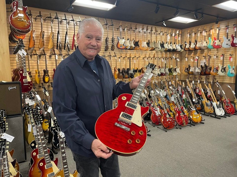 Στο καινούργιο ντοκιμαντέρ Norman’s Rare Guitars, αποκαλύπτεται το μυστικό παρασκήνιο πίσω από τον άνθρωπο που κρατά στα χέρια του μερικά από τα πιο πολύτιμα όργανα της μουσικής ιστορίας / WIKIPEDIA