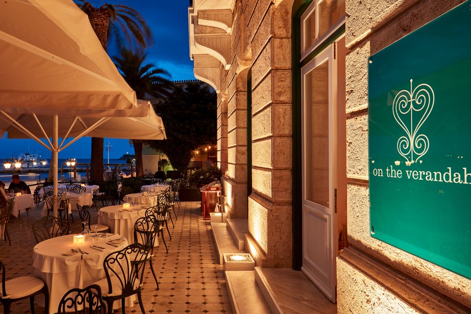 Η βεράντα του εστιατορίου On the Verandah στο βραδινό φως.