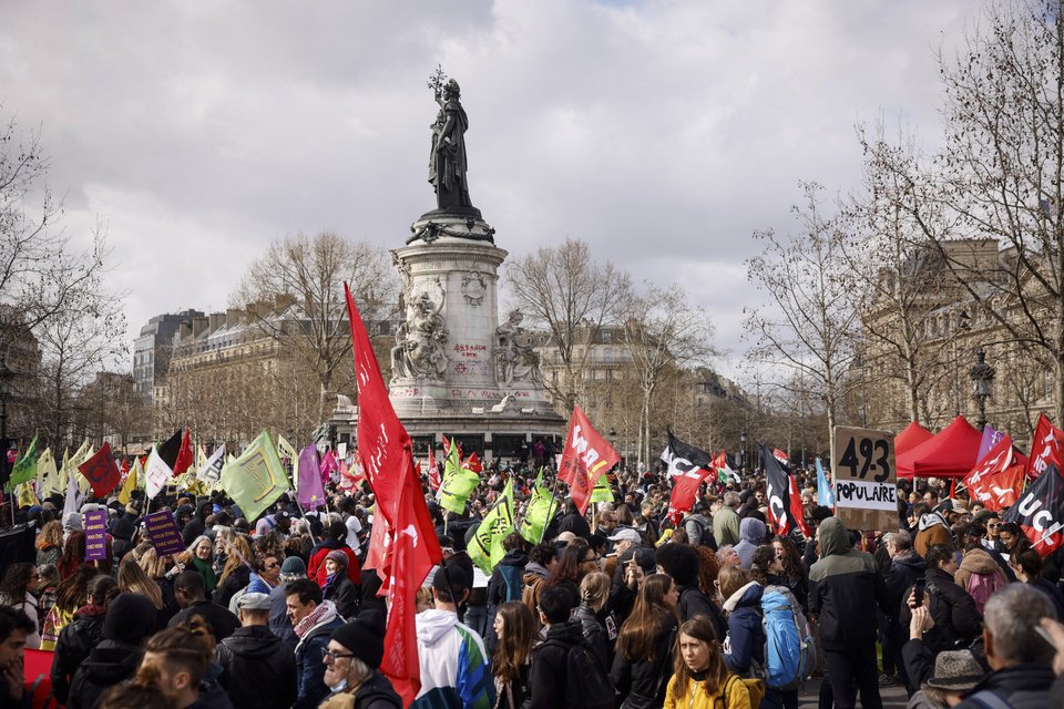 Η πλατεία της Δημοκρατίας (Place De La République) στο Παρίσι, γεμάτη διαδηλωτές / Εικόνα αρχείου AP