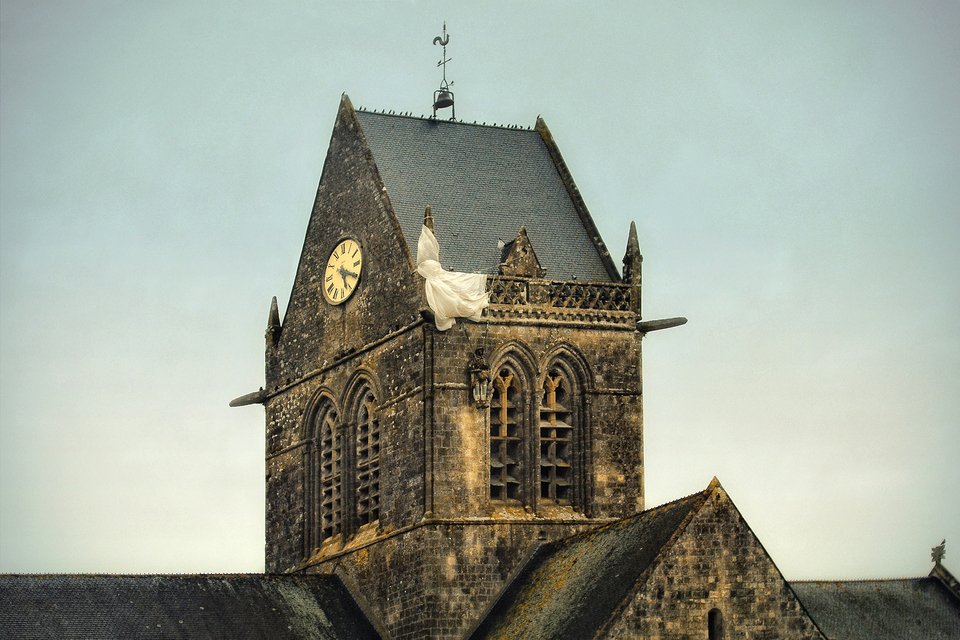 Η Sainte-Mère-Église ήταν η πρώτη γαλλική πόλη που απελευθερώθηκε την Ημέρα της Απόβασης. Οι αλεξιπτωτιστές της 82ης και 101ης Μεραρχίας πλήρωσαν βαρύ τίμημα, αλλά η συμβολή τους ήταν καθοριστική / WIKIPEDIA