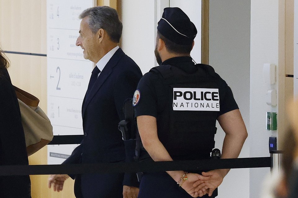 Ο Νικολά Σαρκοζί εισέρχεται στο δικαστικό μέγαρο του Παρισιού για να δικαστεί / EPA μέσω ΑΠΕ-ΜΠΕ
