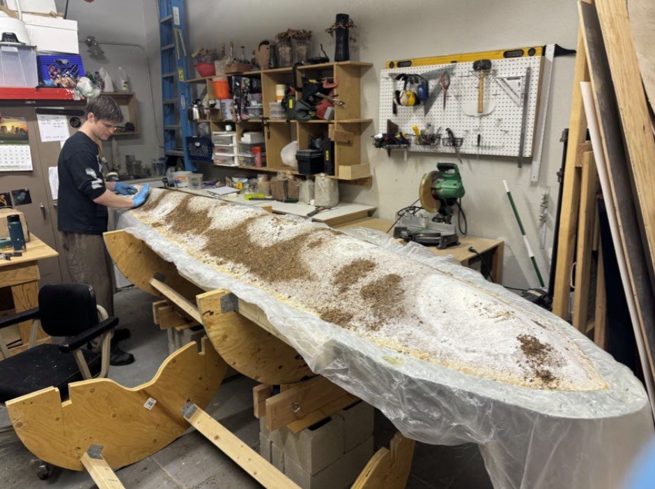 Ο Σουμέικερ έφτιαξε την πρώτη του βάρκα το 2024 με μυκήλιο Ganoderma polychromum. Χρησιμοποίησε ένα παλιό καγιάκ ως καλούπι, το γέμισε με πάνω από 130 κιλά υπόστρωμα κάνναβης / instagram