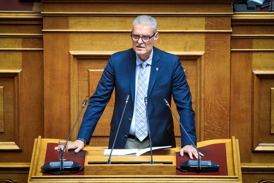 O υφυπουργός Κλιματικής Κρίσης και Πολιτικής Προστασίας, Ευάγγελος Τουρνάς, στο βήμα της Βουλής / Eurokinissi
