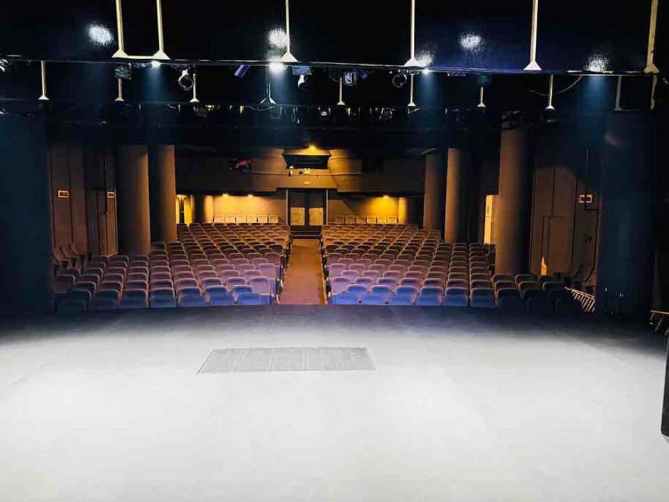 Oι υλικοτεχνικές εργασίες αφορούν και την σκηνή, ιταλικού τύπου, μετωπική και αποτελείται από μια υπερυψωμένη σκηνή και μια πλατεία για το κοινό
