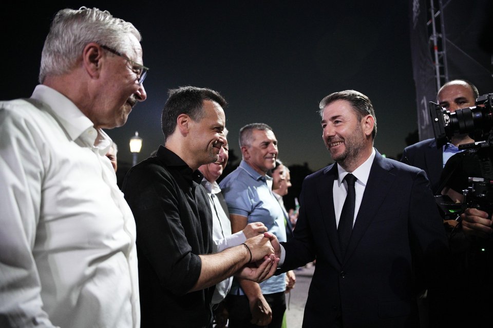 Ο Νίκος Ανδρουλάκης χαιρετά τον Χάρη Δούκα και τον Γιάννη Μανιάτη στο Ζάππειο για τα 51 χρόνια του ΠΑΣΟΚ / Φωτογραφία: Menelaos Myrillas / SOOC