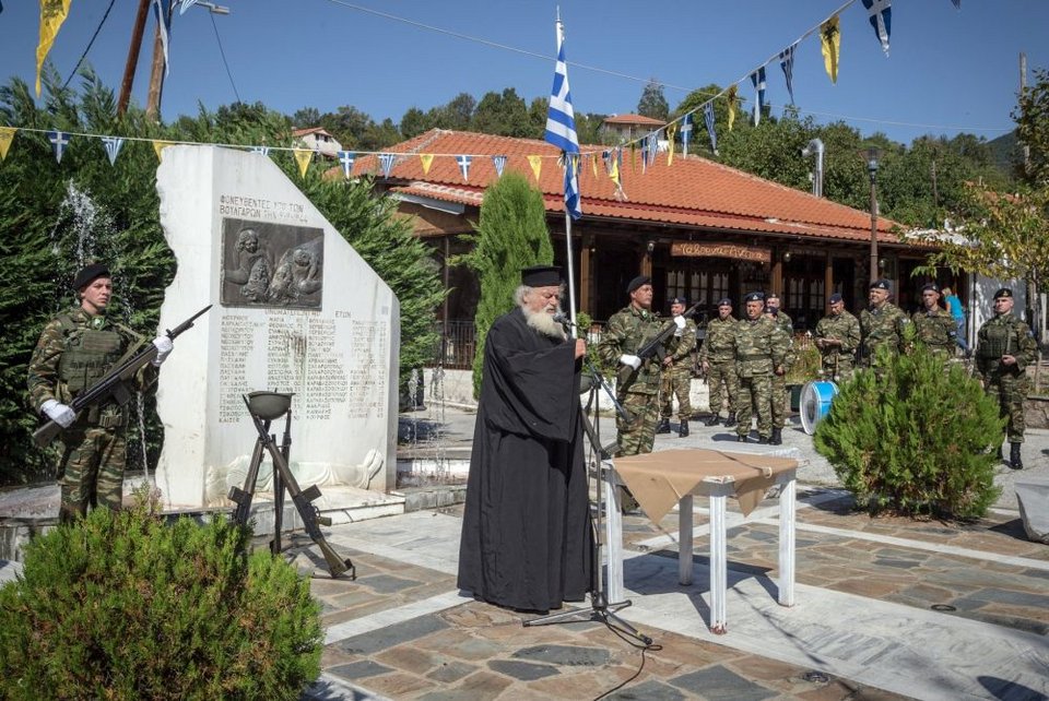 Στην άκρη της ορεινής Ξάνθης, φωλιασμένο μέσα σε μια αγκαλιά από έλατα και καστανιές, το Άνω Καρυόφυτο μετρά 81 χρόνια μνήμης από τη σφαγή που σημάδεψε την ύπαρξή του