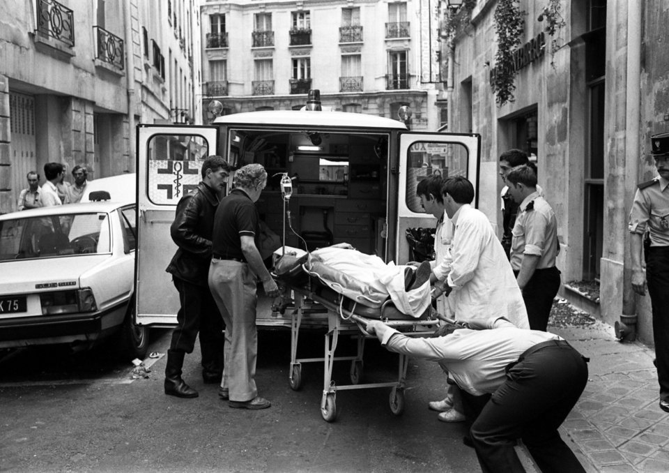 Η σορός ενός από τα θύματα της επίθεσης του 1982 μεταφέρεται σε ασθενοφόρο / AP