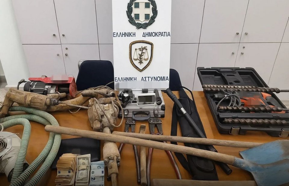 Σκαπτικά εργαλεία και χρήματα μεταξύ των ευρημάτων της αστυνομίας. Φωτογραφία: ΕΛ.ΑΣ