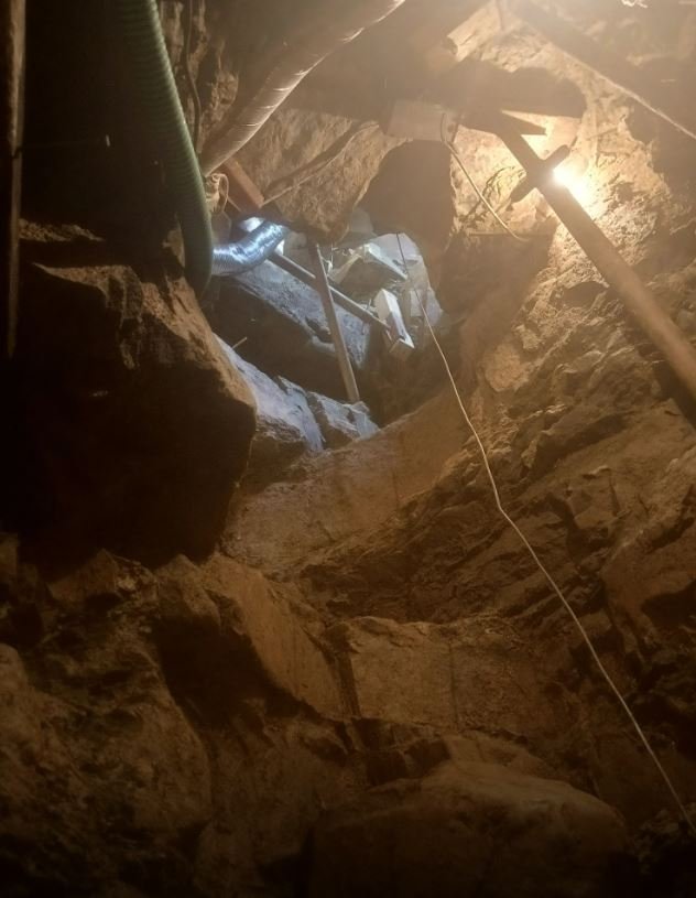 Το τούνελ υποστηριζόταν με μεταλλικά υποστυλώματα. Φωτογραφία: ΕΛ.ΑΣ