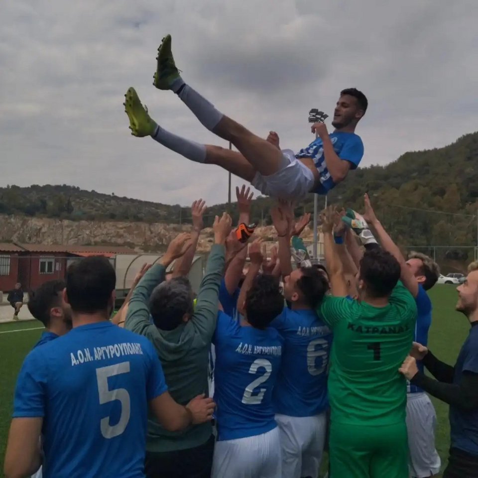 Πανηγυρισμοί με τους συμπαίκτες του / Φωτογραφία Facebook