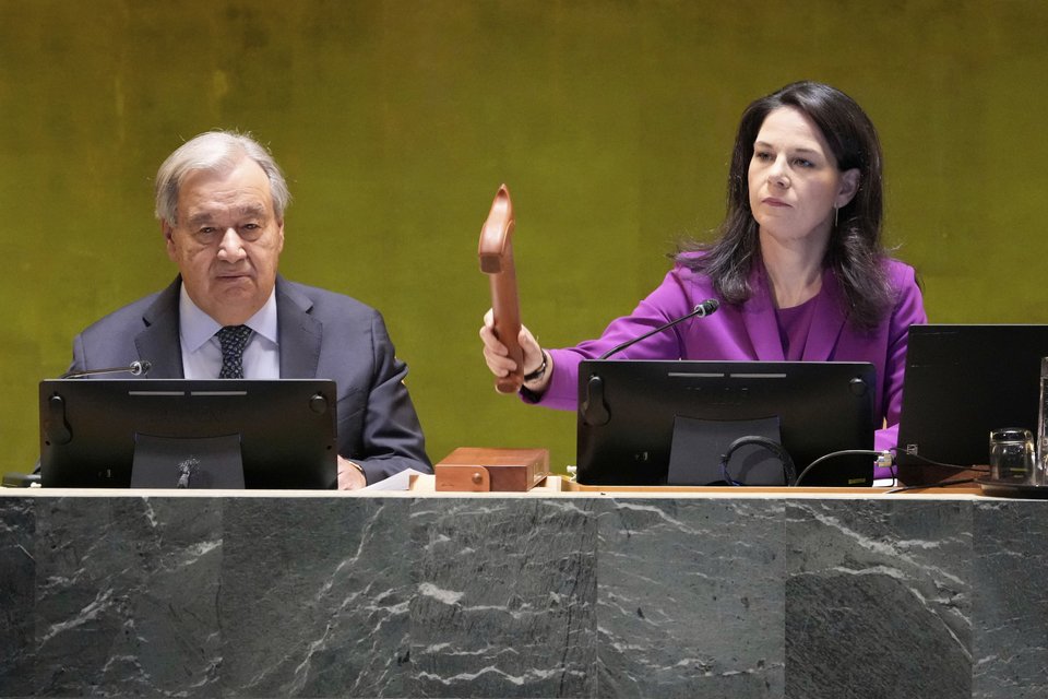 Η πρόεδρος της Γενικής Συνέλευσης του ΟΗΕ, Αναλένα Μπέρμποκ κηρύσσει την έναρξη της συνεδρίασης
