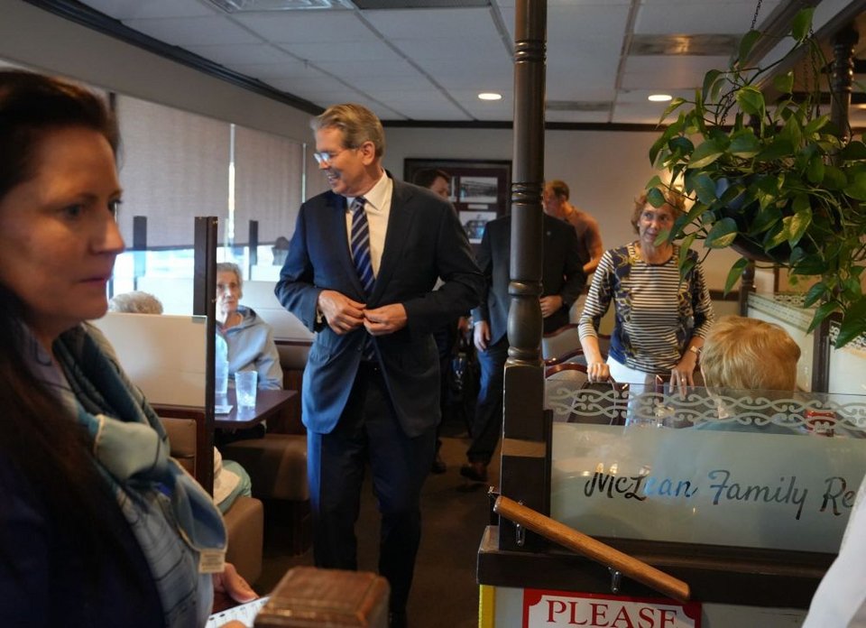 Αμερικανός Υπουργός στο McLean Family Restaurant