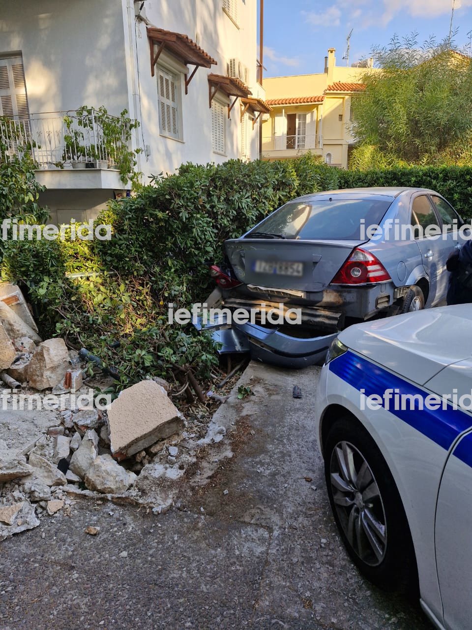 Ένα από τα ΙΧ που χτύπησε με το Τζιπ του ο Βασίλης Μπισμπίκης / Φωτογραφία iefimerida.gr