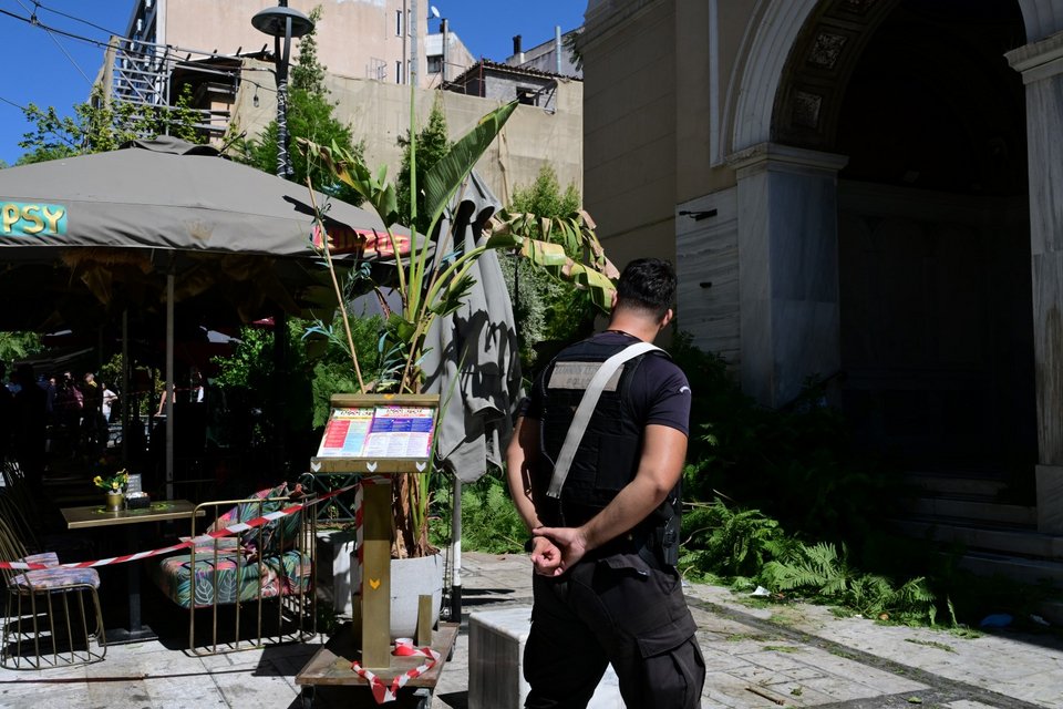 Δέντρο έπεσε πάνω σε πολίτες