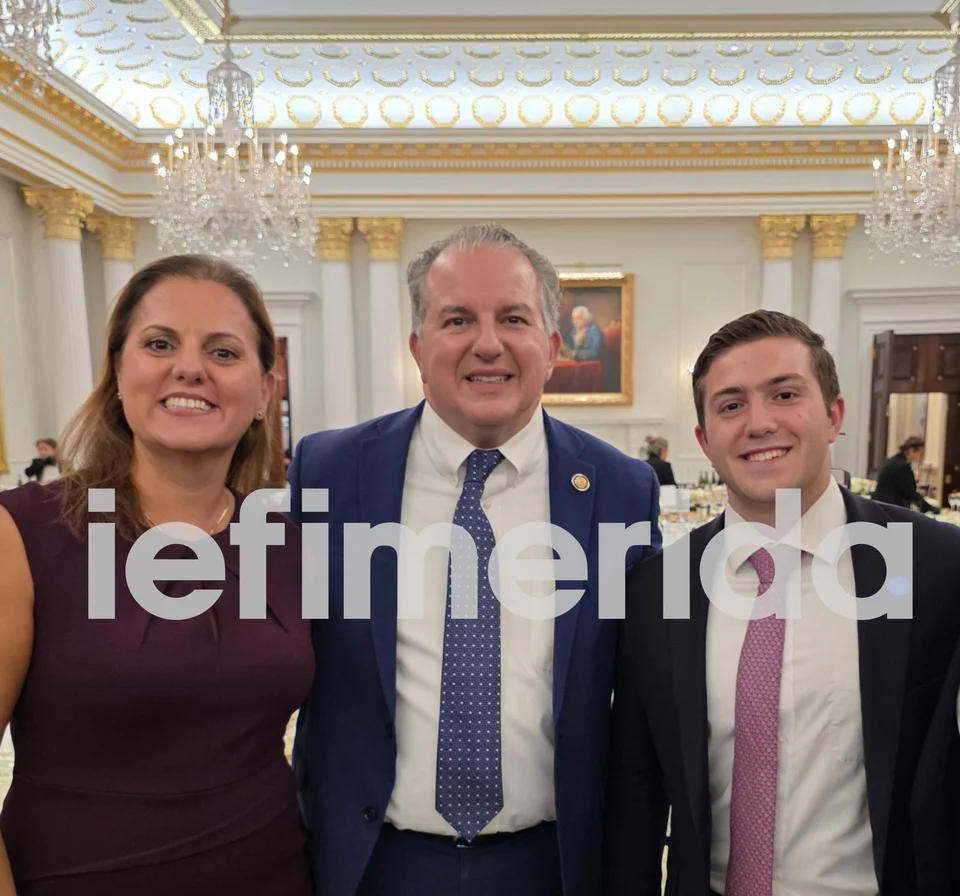 Ο κόγκρεσμαν Τζίμι Πατρώνης με την Αναστασία Καρλούτσου και τον Παύλο Αρβανιτίδη