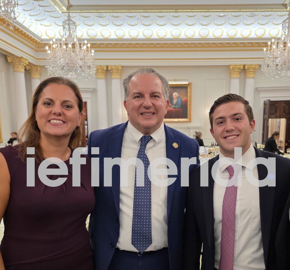 Ο κόγκρεσμαν Τζίμι Πατρώνης με την Αναστασία Καρλούτσου και τον Παύλο Αρβανιτίδη