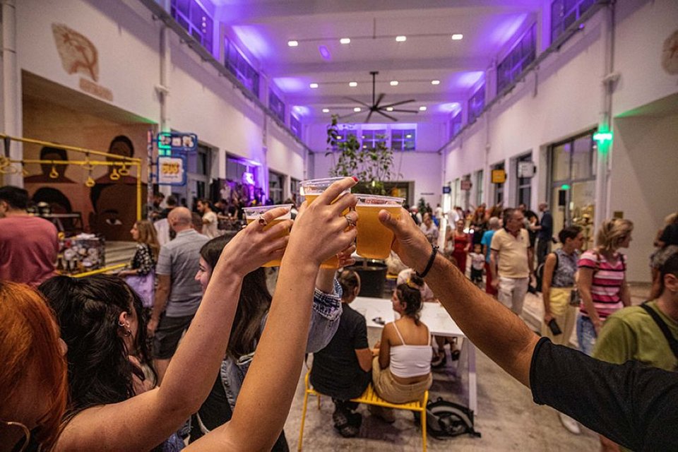 Ετοιμαστείτε για ένα τριήμερο γεμάτο μπύρα, μουσική και urban fun vibes στη Δημοτική Αγορά Κυψέλης