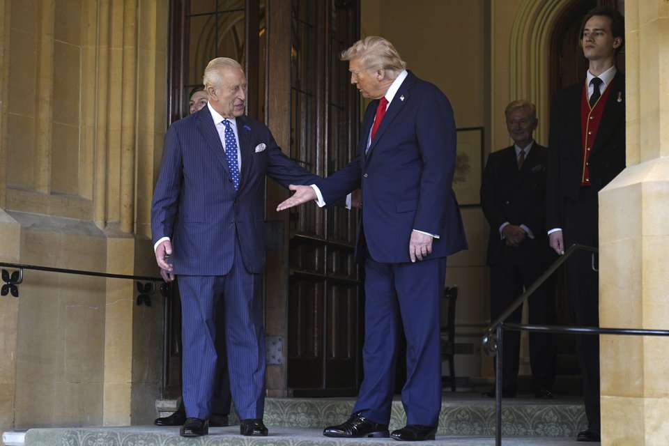 Ο βασιλιάς Κάρολος αποχαιρετά τον Ντόναλντ Τραμπ