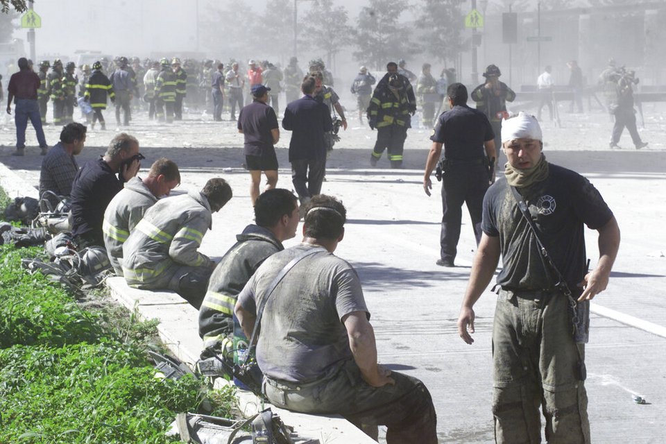 Πυροσβέστες-ήρωες έδωσαν μάχη στα συντρίμμια των πύργων (AP Photo/Richard Drew)