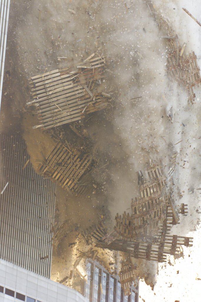 Η κατάρρευση του νότιου πύργου (AP Photo/Richard Drew)