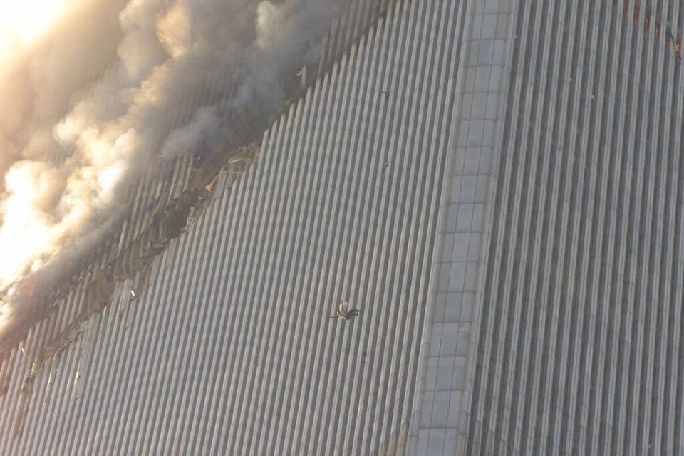 Ένας άνδρας πηδάει από τον βόρειο πύργο (AP Photo/Richard Drew)