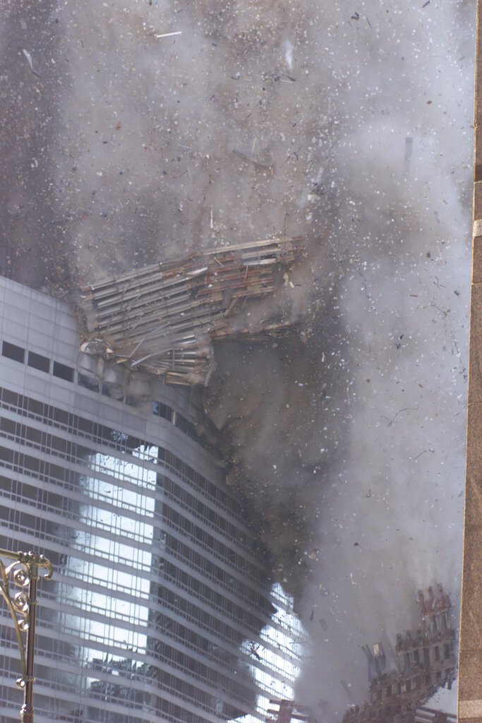 Η στιγμή που ο νότιος πύργος των Δίδυμων Πύργων του Παγκόσμιου Κέντρου Εμπορίου αρχίζει να καταρρέει (AP Photo/Richard Drew)