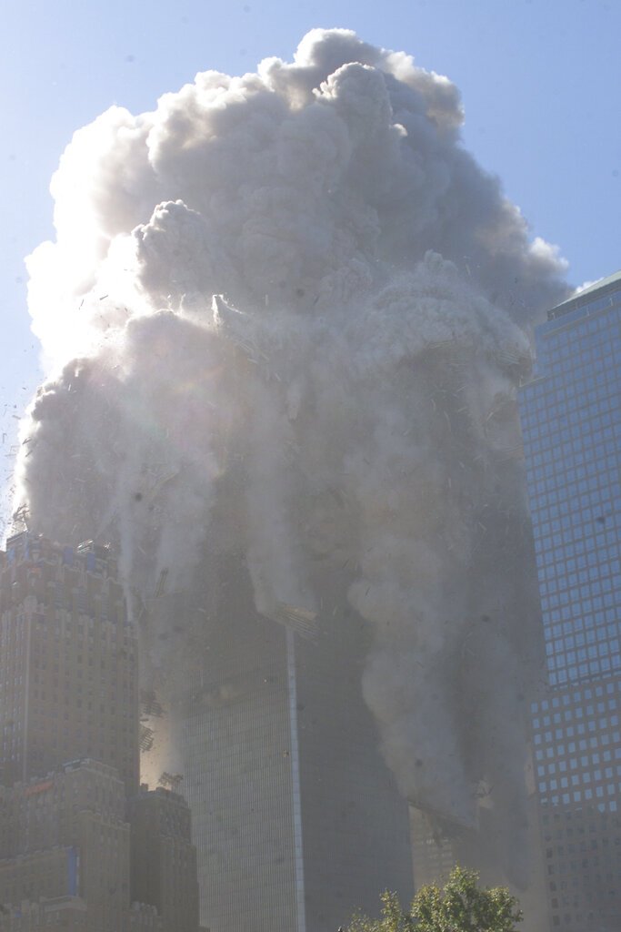 Ο βόρειος πύργος του Παγκόσμιου Κέντρου Εμπορίου καταρρέει λίγη ώρα αργότερα (AP Photo/Richard Drew)